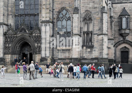 Les touristes en face de l'entrée principale de la cathédrale St Giles, vieille ville d'Édimbourg Banque D'Images