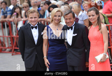 Chef de Trigema Wolfgang Grupp (3E-L), son épouse Elisabeth (2E-L), sa fille Bonita (R) et son fils Wolfgang Grupp Jr assister à l'ouverture du Festival de Bayreuth à Bayreuth, Allemagne, 25 juillet 2014. La Richard-Wagner festival est l'un des plus importants événements culturels et sociaux de l'Allemagne. Photo : David Ebener/dpa Banque D'Images