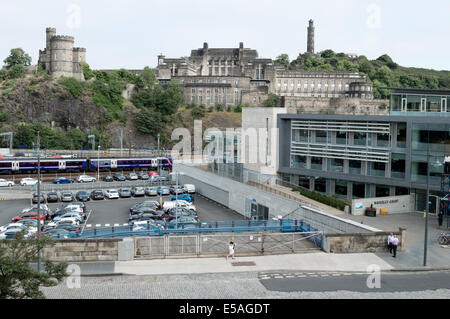 St Andrews House les bâtiments du gouvernement écossais avec des bureaux du conseil d'Édimbourg et la gare de Waverley parking dans le foregro Banque D'Images