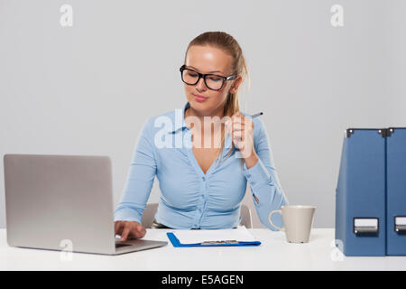 L'accent et pensive woman working hard, Debica, Pologne Banque D'Images