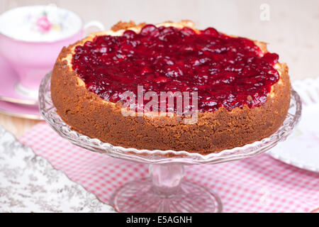 Cheesecake aux cerises sur la table Banque D'Images