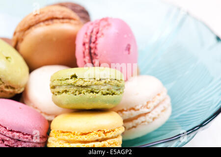 Macaron cookies multicolores frais servis sur une plaque Banque D'Images