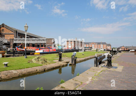 Serrures sur du canal de Shropshire Union au niveau national Waterways Museum à Ellesmere Port, Wirral, Cheshire, Angleterre, Royaume-Uni, Angleterre Banque D'Images