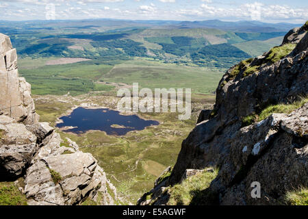 Vue de haut en bas un ravin sur Carnedd Moel Siabod ridge à Llyn y Foel dans mcg Foel en montagnes de Snowdonia National Park au nord du Pays de Galles Conwy UK Grande-Bretagne Banque D'Images