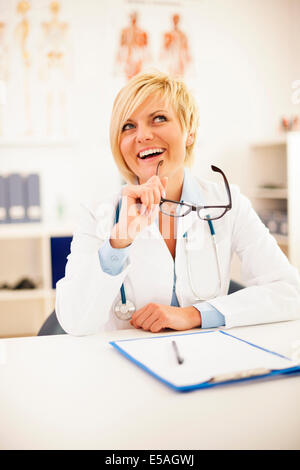 Portrait de belle blonde femme médecin, Debica, Pologne. Banque D'Images