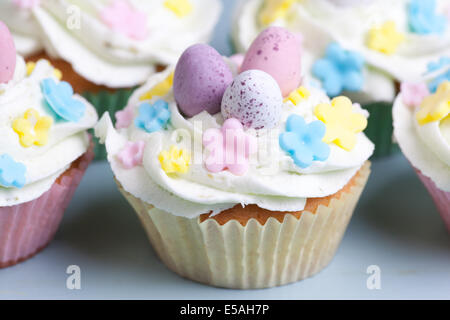 Cupcakes de Pâques avec des fleurs et des œufs Banque D'Images