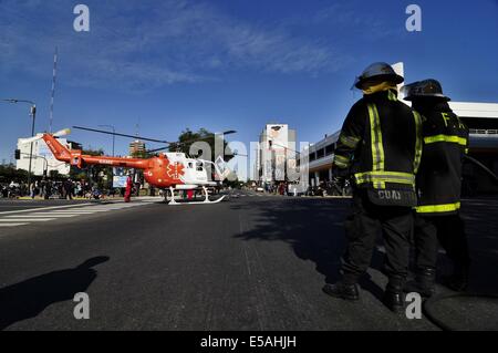 Buenos Aires, Buenos Aires, Argentine. Le 25 juillet, 2014. Un travailleur blessé est sauvé des décombres et évacué par avion après la construction dans laquelle il travaillait s'est effondré. Deux autres travailleurs ont été blessés, aucun d'entre eux sérieusement. © Patricio Murphy/ZUMA/Alamy Fil Live News Banque D'Images