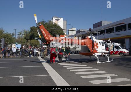 Buenos Aires, Buenos Aires, Argentine. Le 25 juillet, 2014. Un travailleur blessé est sauvé des décombres et évacué par avion après la construction dans laquelle il travaillait s'est effondré. Deux autres travailleurs ont été blessés, aucun d'entre eux sérieusement. © Patricio Murphy/ZUMA/Alamy Fil Live News Banque D'Images