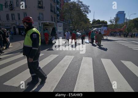 Buenos Aires, Buenos Aires, Argentine. Le 25 juillet, 2014. Un travailleur blessé est sauvé des décombres et évacué par avion après la construction dans laquelle il travaillait s'est effondré. Deux autres travailleurs ont été blessés, aucun d'entre eux sérieusement. © Patricio Murphy/ZUMA/Alamy Fil Live News Banque D'Images