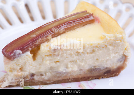 Morceau de gâteau au fromage à la rhubarbe sur la plaque Banque D'Images