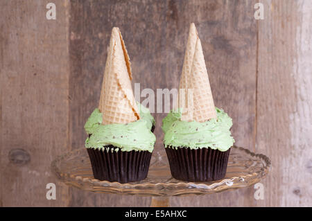 Glace à la menthe cupcakes, sur support. Banque D'Images