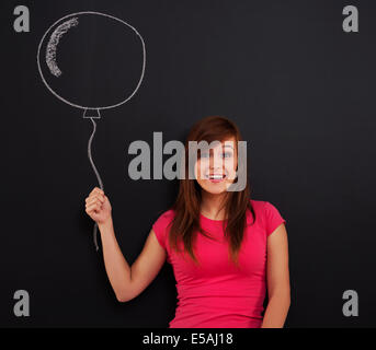 Smiling woman holding dans la main ballon, Debica, Pologne Banque D'Images