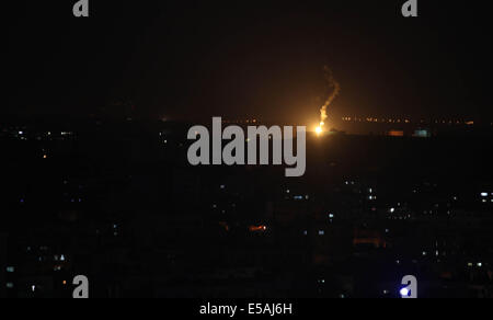 Gaza, bande de Gaza, Territoires palestiniens. Le 25 juillet, 2014. Une armée israélienne flare illuminant le ciel au-dessus de la bande de Gaza : Crédit Majdi Fathi/NurPhoto/ZUMA/Alamy Fil Live News Banque D'Images