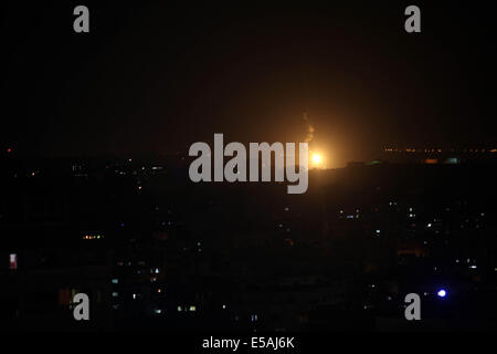 Gaza, bande de Gaza, Territoires palestiniens. Le 25 juillet, 2014. Une armée israélienne flare illuminant le ciel au-dessus de la bande de Gaza : Crédit Majdi Fathi/NurPhoto/ZUMA/Alamy Fil Live News Banque D'Images