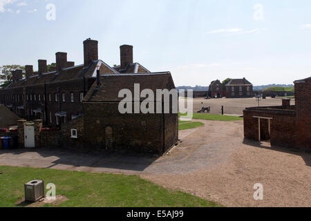 Quartiers des officiers (à gauche) et sa maison de gardien et chapelle à l'arrière-plan à Tilbury Fort, Essex, Angleterre, Royaume-Uni. Banque D'Images