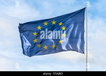 Drapeau de l'Union européenne forme dans le vent Banque D'Images