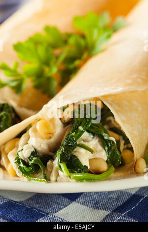 Délicieux petit salé Crêpes françaises aux épinards et fromage feta Banque D'Images