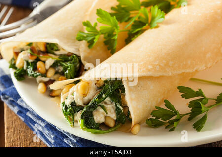 Délicieux petit salé Crêpes françaises aux épinards et fromage feta Banque D'Images