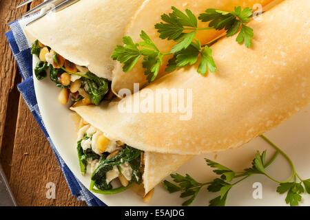 Délicieux petit salé Crêpes françaises aux épinards et fromage feta Banque D'Images