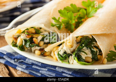 Délicieux petit salé Crêpes françaises aux épinards et fromage feta Banque D'Images