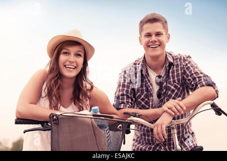 Beau couple avec des vélos, Debica, Pologne Banque D'Images