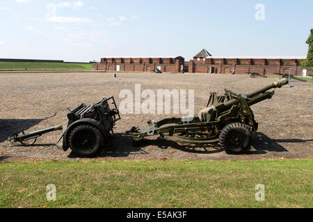 Obusier de 25 livres livre des pièces d'artillerie sur la place à Tilbury Fort, Essex, Angleterre, Royaume-Uni. Banque D'Images