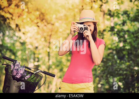 Photographe à l'aide d'ancien appareil photo rétro, Debica, Pologne. Banque D'Images