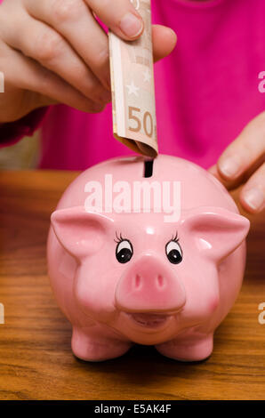Pink piggy bank avec cinquante euro note Banque D'Images