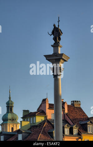 Le roi Sigismond III Vasa dans colonne Place du Château, Varsovie, Pologne érigée en 1644 Banque D'Images