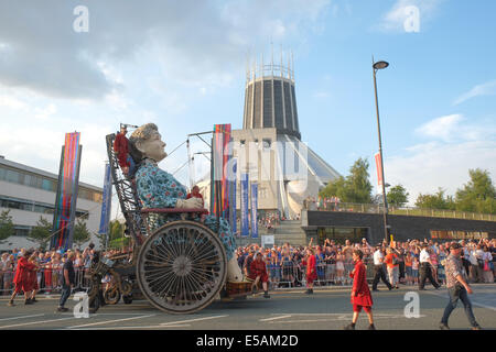 Liverpool, Royaume-Uni. Le 25 juillet, 2014. Grand-mère géant, âgés de 85 et 25 pieds/7,4 mètres de hauteur sur Mount Pleasant en face de cathédrale catholique centre de Liverpool sur son programme de marche autour du centre de Liverpool. Elle avait des problèmes avec sa tête ce qui a retardé l'annexe et a été mis dans sa chaise pour rattraper le temps. Les géants retour à Liverpool, ayant été très populaire en 2012, et sont la création de la compagnie de théâtre de rue française "Royal de Luxe". C'est le premier ministre britannique géants grand-mère Crédit : Paul Quayle/Alamy Live News Banque D'Images