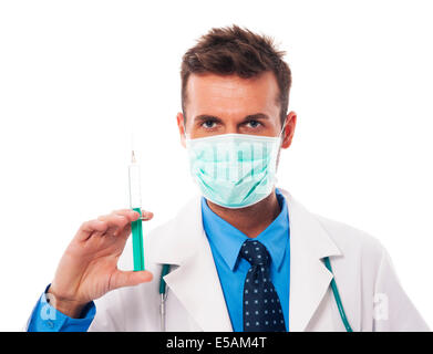 Portrait of smiling surgeon holding syringe, Debica, Pologne Banque D'Images