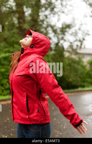 Femme dans la pluie Debica, Pologne Banque D'Images