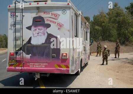 Un « char de mitzvah » utilisé par les pratiquants juifs orthodoxes de Chabad-Lubavitch Hasadisme comme « centre éducatif et de sensibilisation » portable et comme « mini-synagogue » entre dans un complexe de soldats israéliens dans le sud d'Israël Banque D'Images