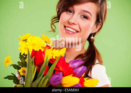 Happy young woman with flowers, Debica, Pologne Banque D'Images