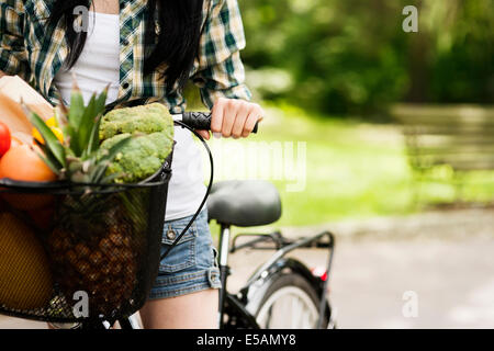 Panier de fruits et légumes, Debica, Pologne Banque D'Images