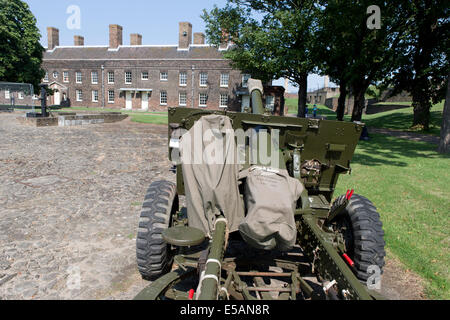 Obusier de 25 livres livre des pièces d'artillerie sur la place à Tilbury Fort, Essex, Angleterre, Royaume-Uni. Banque D'Images