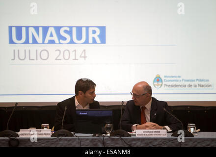 Buenos Aires, Argentine. Le 25 juillet, 2015. Le Ministre argentin de l'Economie Axel Kicillof (L) des entretiens avec le Ministre argentin des affaires étrangères Hector Timerman au cours de l'Amérique du Sud, l'économie et des finances réunion du Conseil de l'Union des nations sud-américaines (UNASUR, pour son sigle en espagnol), au Palais de San Martin, à Buenos Aires, capitale de l'Argentine, le 25 juillet 2015. © Martin Zabala/Xinhua/Alamy Live News Banque D'Images