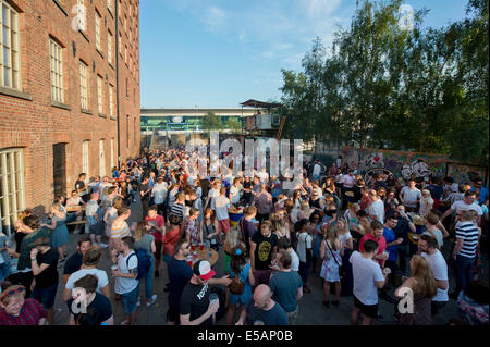 Fêtards s'apprécier l'atmosphère de la fête de quartier branché de week-end dans votre 'Grill' dans la zone quartier Nord de Manchester. Banque D'Images