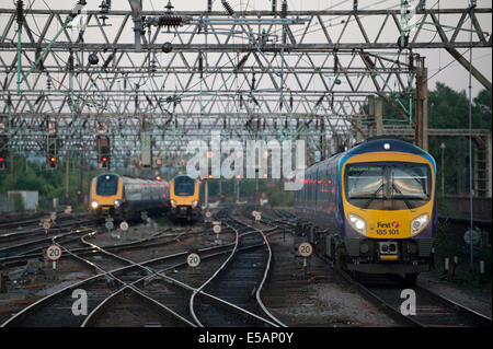 Une première TransPennine Express train entre la gare de Manchester Piccadilly comme un train arriva et s'écarter. Banque D'Images