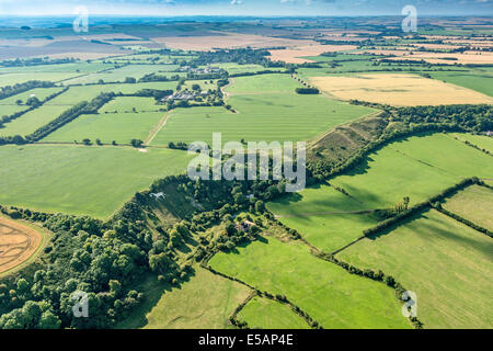 Vue aérienne de la ville de White Horse au large ou Large Hinton, Royal Wootton Bassett nr, au sud de Swindon, Wiltshire, Royaume-Uni. JMH6170 Banque D'Images