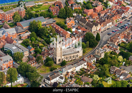 Vue aérienne de Marlborough, Wiltshire, Royaume-Uni avec l'ancienne église paroissiale de Saint Pierre centre. JMH6214 Banque D'Images