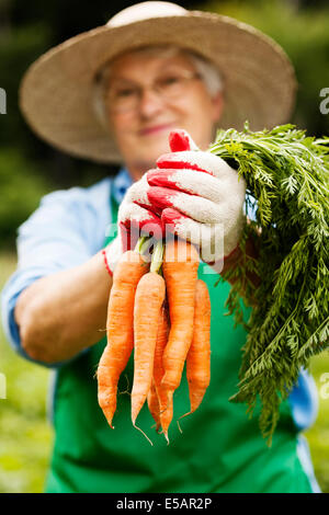 Senior woman with carrots Debica, Pologne Banque D'Images