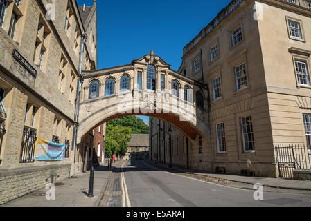 Pont de Hertford, populairement connu comme le Pont des Soupirs, est un assemblage de deux parties de Skyway Hertford College au New College Lane Banque D'Images