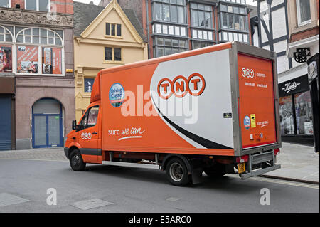 Distribution tnt van stationné à Nottingham le matin Banque D'Images