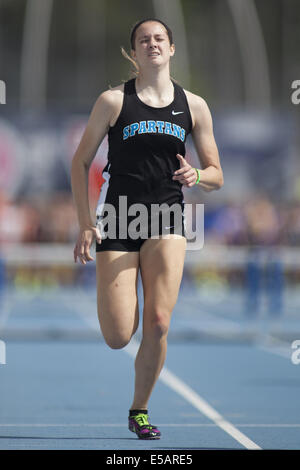 Des Moines, Iowa, USA. 23 mai, 2014. La vallée agréable Carley Donahue, l'apporte à la maison 4A Girls 400 haies bon pour la 2e place avec un temps de 1:02.23 à l'Iowa State Track Championships à Drake University, à Des Moines, IA., vendredi, 23, 2014. © Louis Brems/Quad-City Times/ZUMA/Alamy Fil Live News Banque D'Images