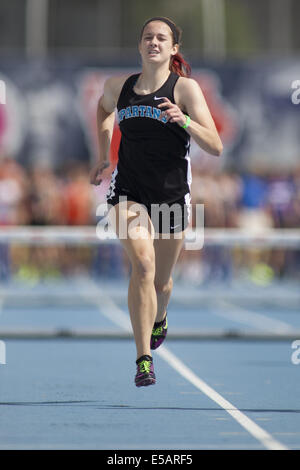 Des Moines, Iowa, USA. 23 mai, 2014. La vallée agréable Carley Donahue, l'apporte à la maison 4A Girls 400 haies bon pour la 2e place avec un temps de 1:02.23 à l'Iowa State Track Championships à Drake University, à Des Moines, IA., vendredi, 23, 2014. © Louis Brems/Quad-City Times/ZUMA/Alamy Fil Live News Banque D'Images