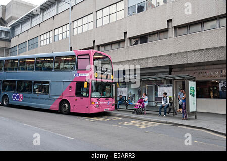 Nottingham Victoria Centre-bus s'arrête à l'extérieur avec salle de transport public dans les heures de pointe Banque D'Images