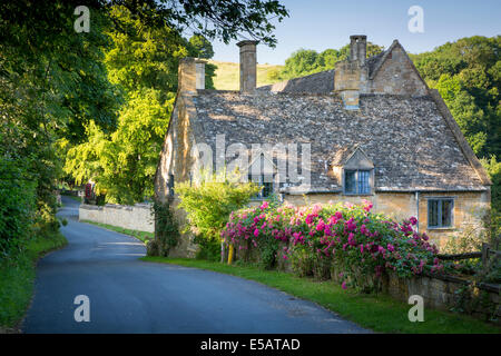 Cottage Chambre derrière mur de roses, Snowshill, Gloucestershire, Angleterre Banque D'Images