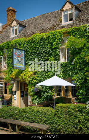 16e siècle Armoiries Falkland Pub dans Great Tew, les Cotswolds, Oxfordshire, Angleterre Banque D'Images