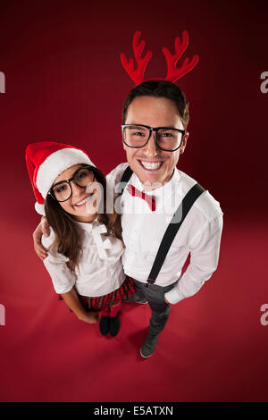 Portrait of smiling couple nerd dans le temps de Noël Debica, Pologne Banque D'Images